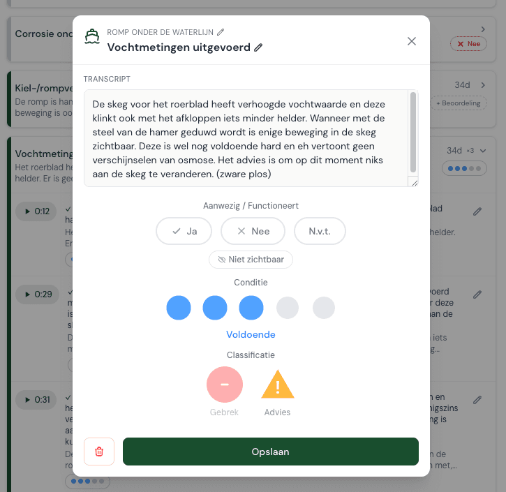 App-scherm: ingesproken notitie als transcript, met beoordeling en classificatie per item